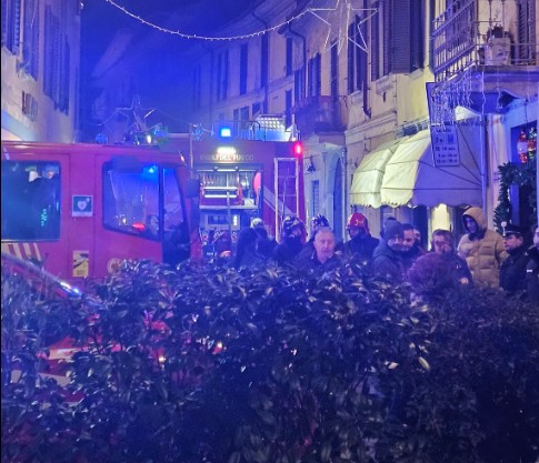 Negozio avvolto dalle fiamme in via Cantù