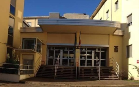 Rissa a scuola ferisce il compagno con un taglierino