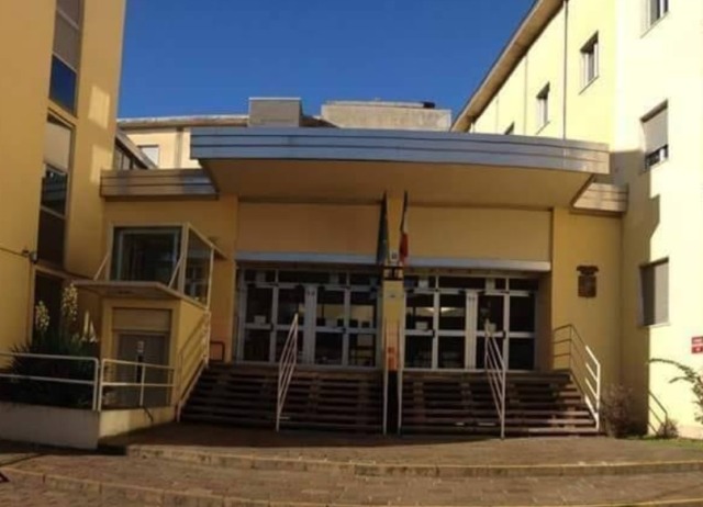 Rissa a scuola ferisce il compagno con un taglierino