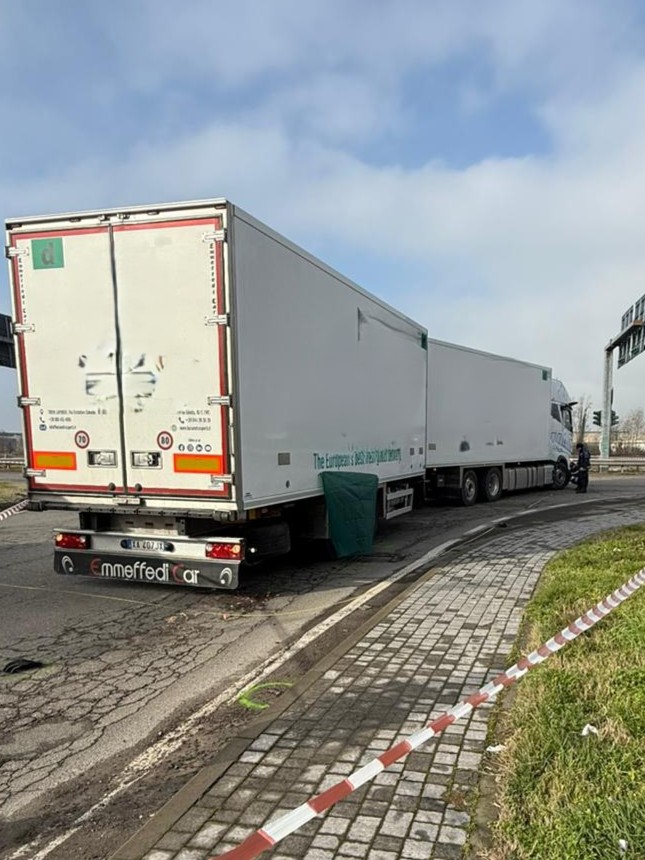 Tragedia in strada: ciclista travolto e ucciso da un tir