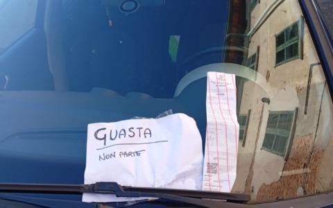 Auto in panne multata per divieto di sosta