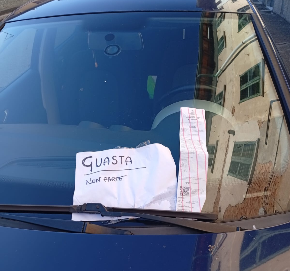 Auto in panne multata per divieto di sosta