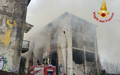 Incendio in un edificio abbandonato: quattro persone portate in salvo