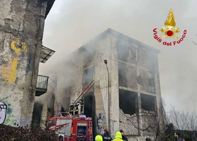 Incendio in un edificio abbandonato: quattro persone portate in salvo