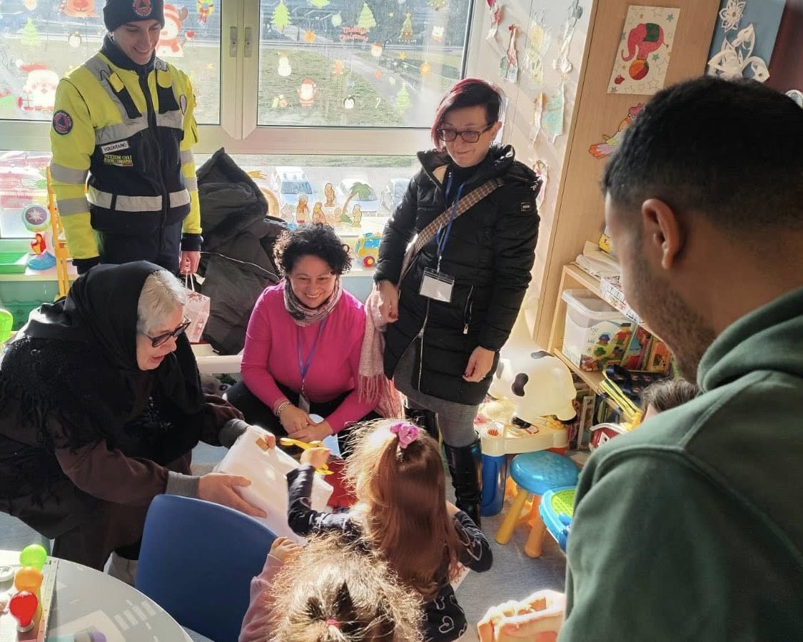 La Befana arriva negli ospedali con l'autoscala e in sidecar