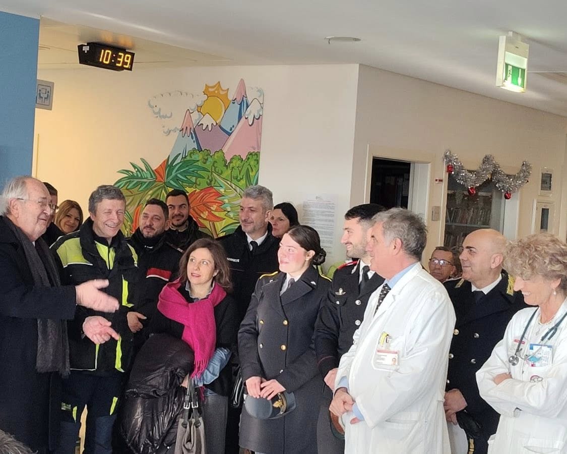 La Befana arriva negli ospedali con l'autoscala e in sidecar