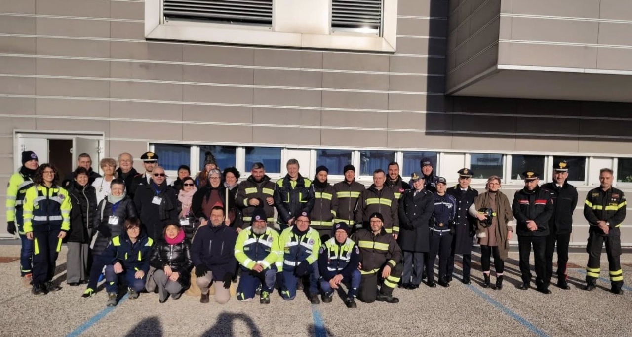 La Befana arriva negli ospedali con l'autoscala e in sidecar