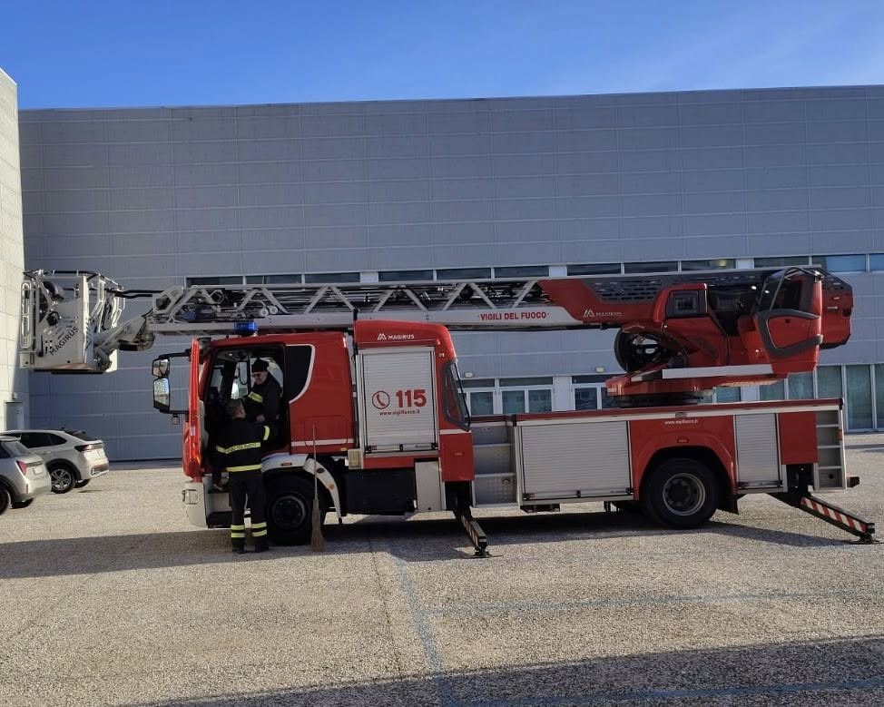 La Befana arriva negli ospedali con l'autoscala e in sidecar