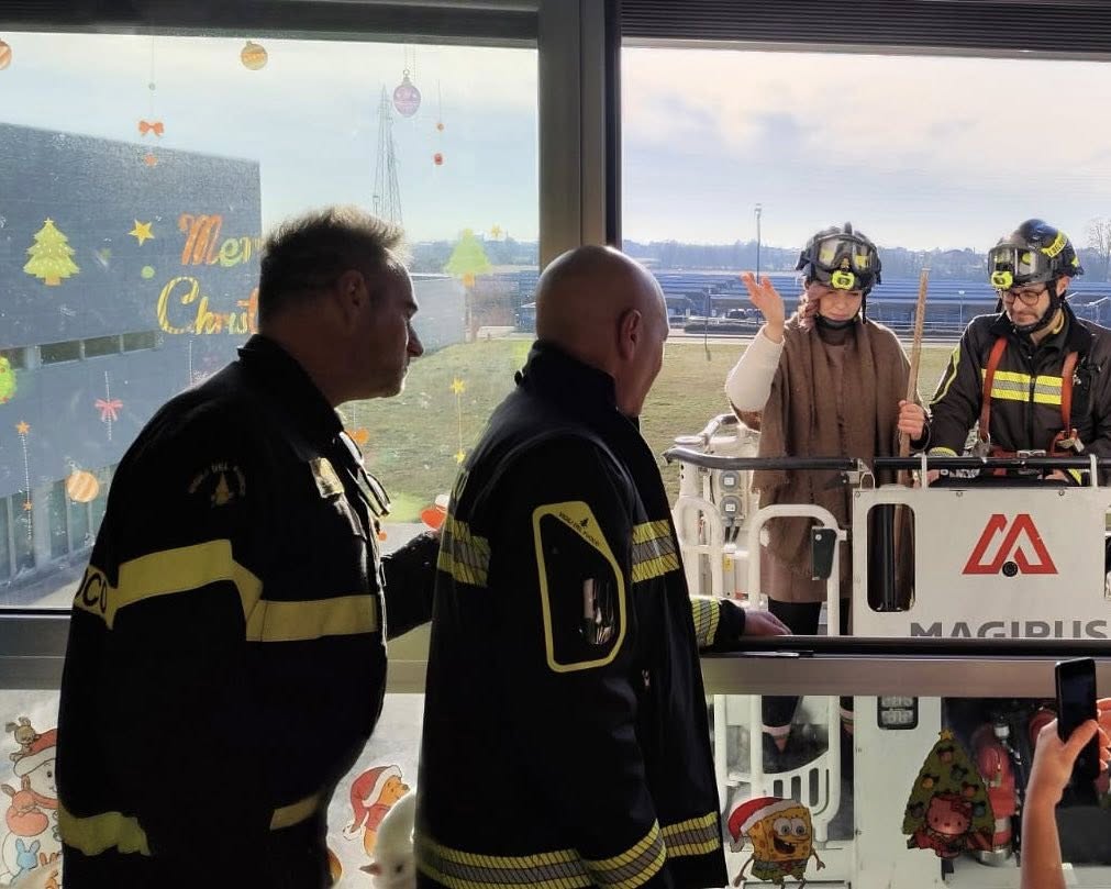 La Befana arriva negli ospedali con l'autoscala e in sidecar
