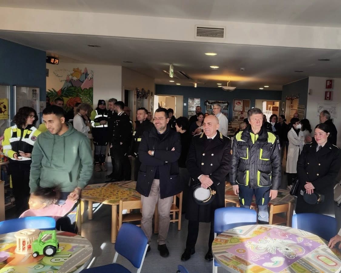 La Befana arriva negli ospedali con l'autoscala e in sidecar