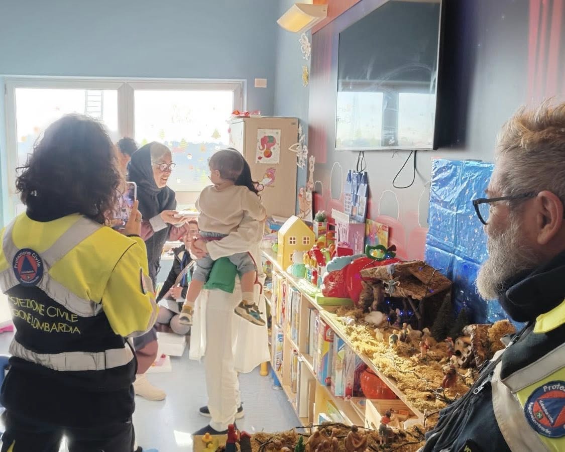 La Befana arriva negli ospedali con l'autoscala e in sidecar