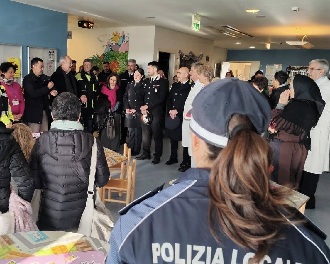 La Befana arriva negli ospedali con l'autoscala e in sidecar