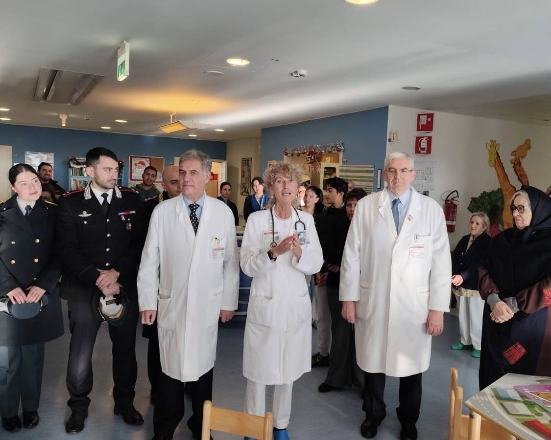 La Befana arriva negli ospedali con l'autoscala e in sidecar