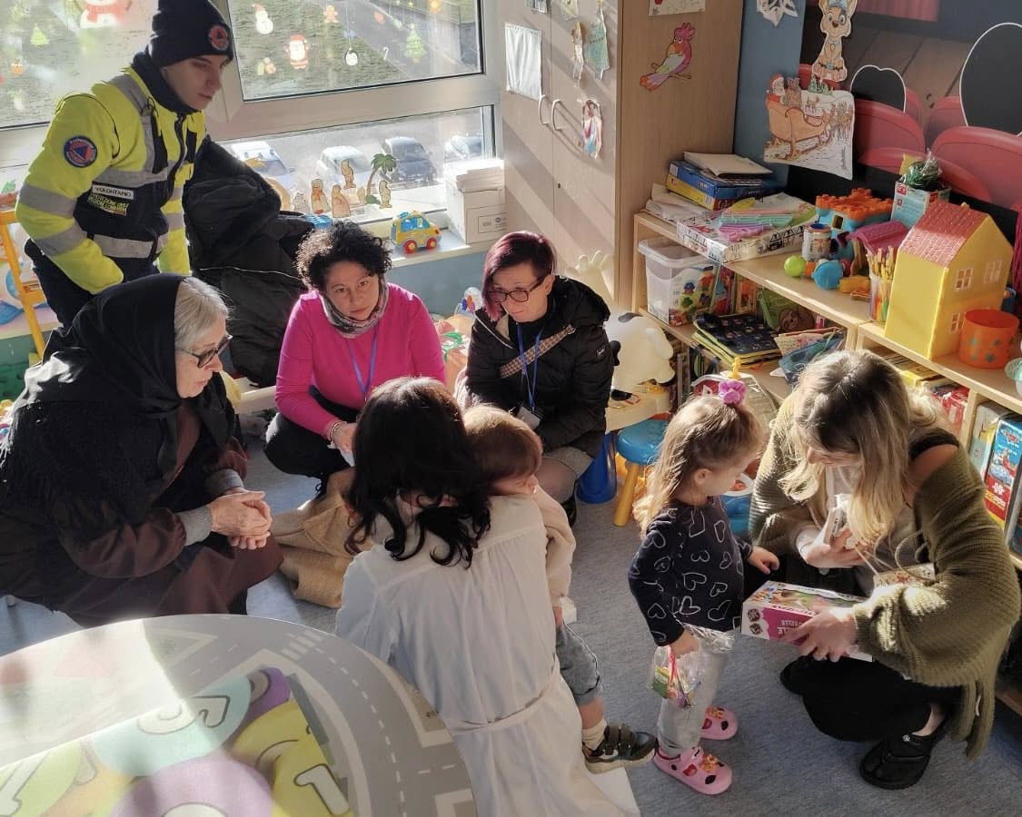 La Befana arriva negli ospedali con l'autoscala e in sidecar