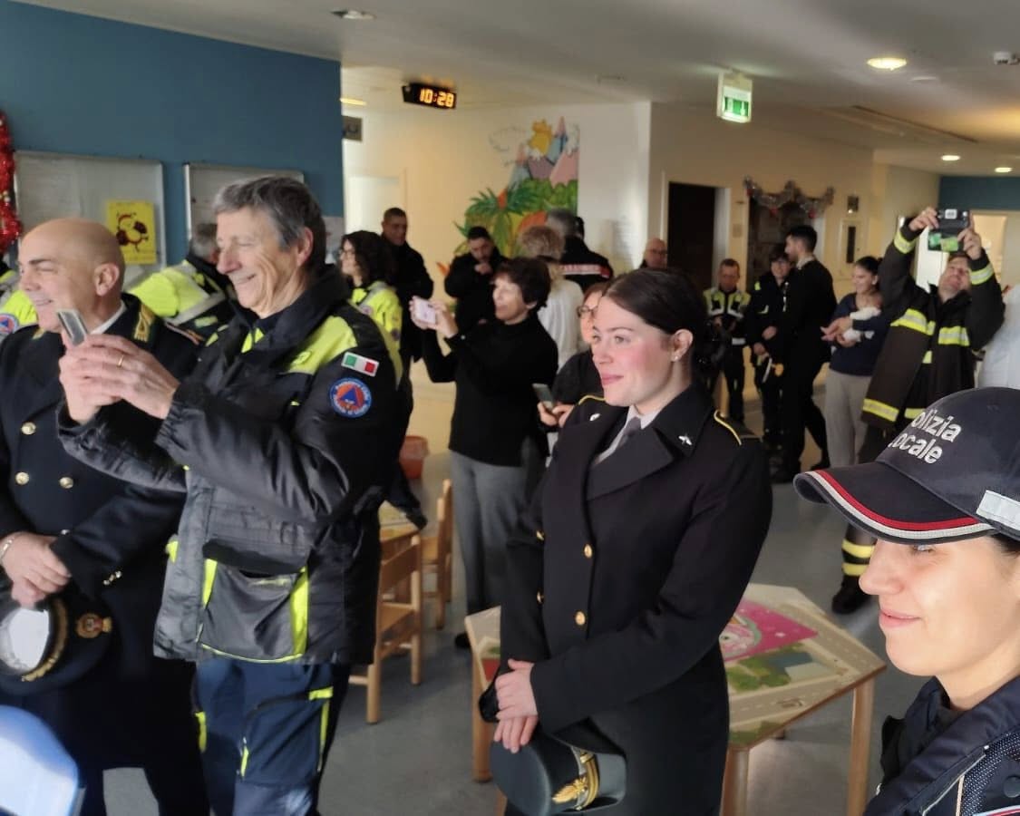 La Befana arriva negli ospedali con l'autoscala e in sidecar