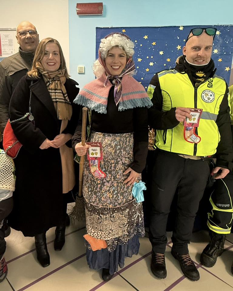 La Befana arriva negli ospedali con l'autoscala e in sidecar