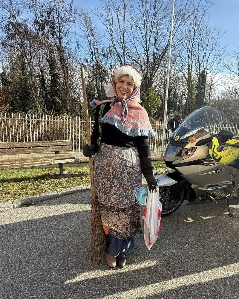 La Befana arriva negli ospedali con l'autoscala e in sidecar