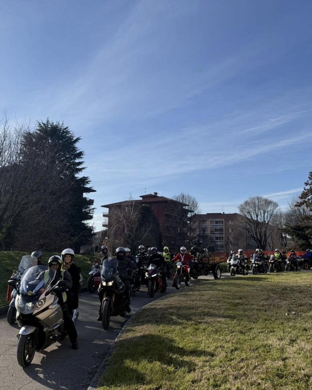 La Befana arriva negli ospedali con l'autoscala e in sidecar