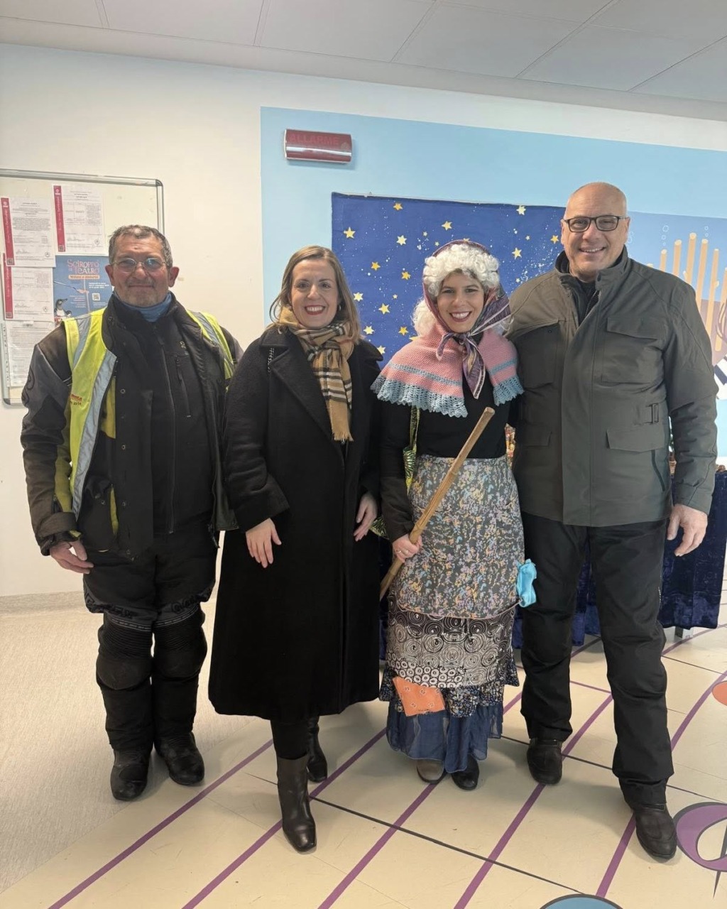 La Befana arriva negli ospedali con l'autoscala e in sidecar