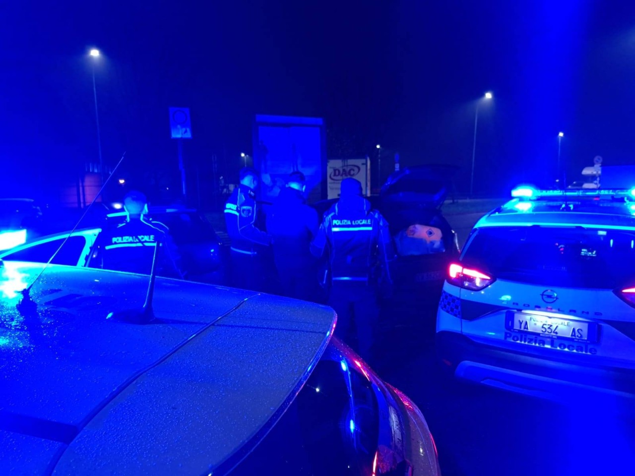 Blitz antiprostituzione in appartamento: cocaina per i clienti