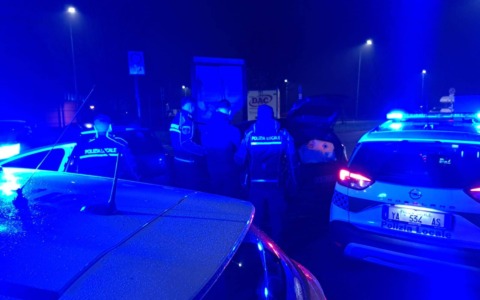 Blitz antiprostituzione in appartamento: cocaina per i clienti