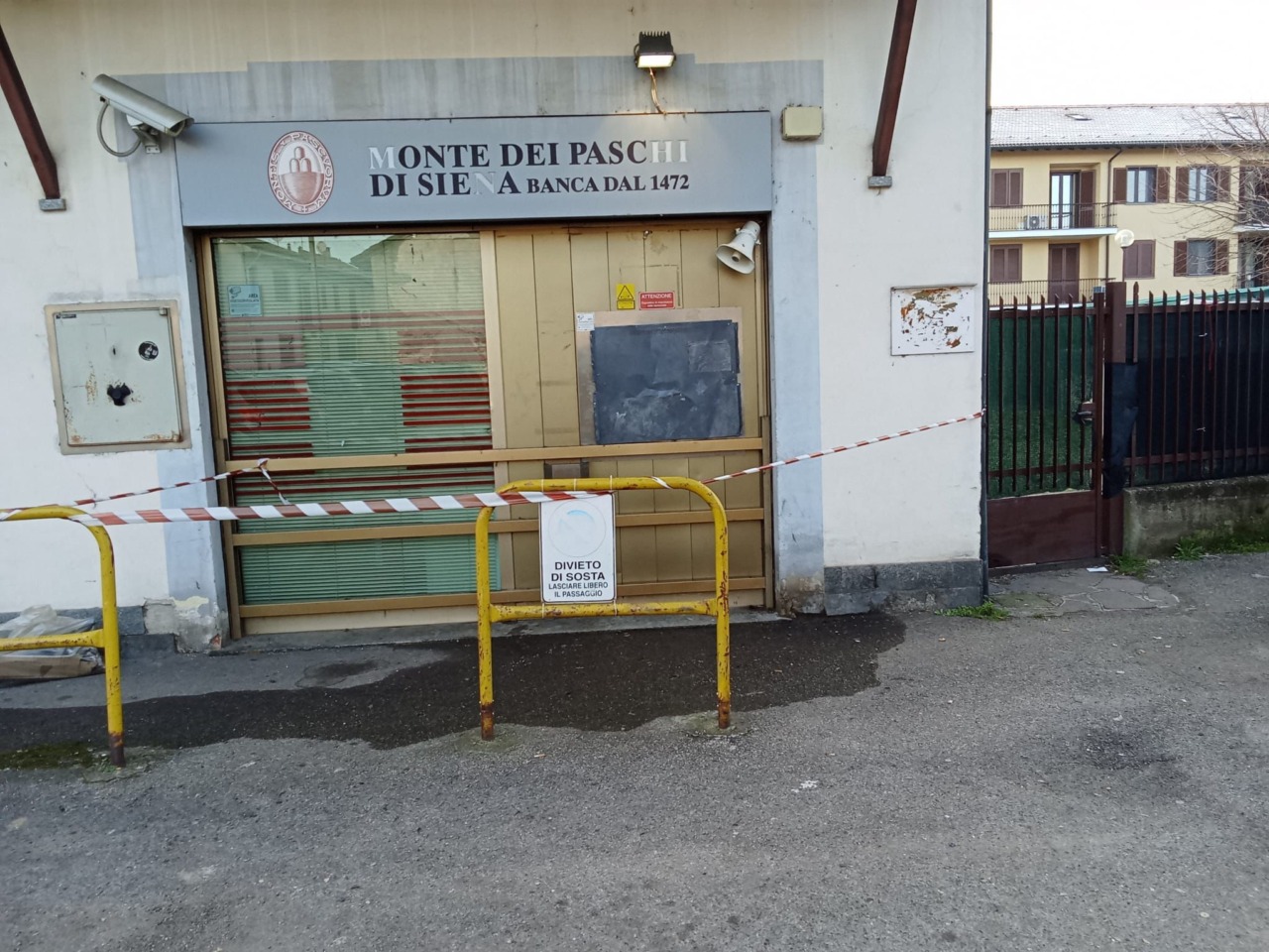 Doppio assalto ai bancomat nella notte