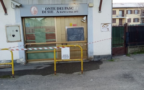 Doppio assalto ai bancomat nella notte