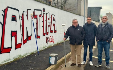 Nuove scritte sul cimitero, l’opposizione offre rulli  e vernice per fare pulizia