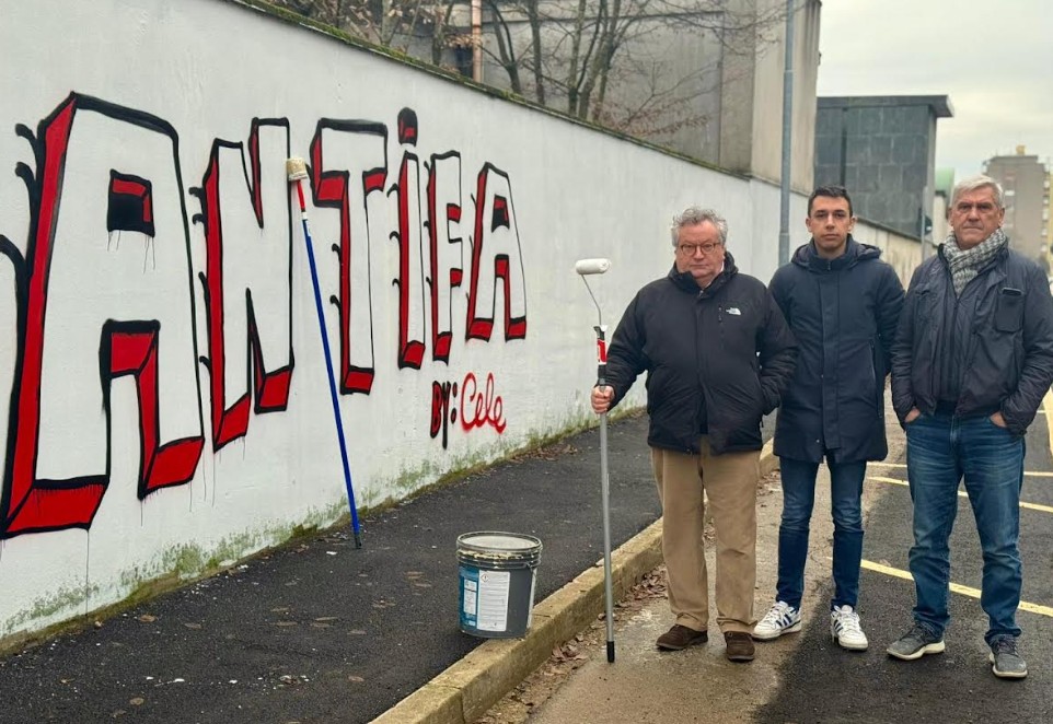 Nuove scritte sul cimitero, l’opposizione offre rulli  e vernice per fare pulizia