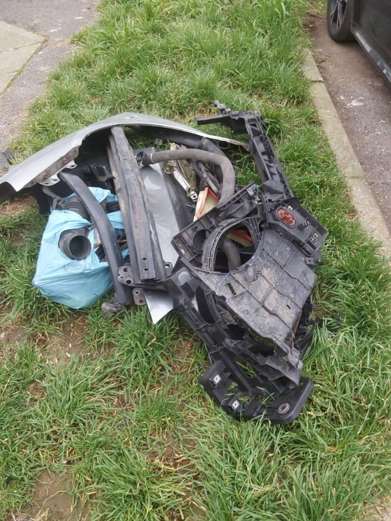 Rifiuti d’auto abbandonati: denunciato un uomo