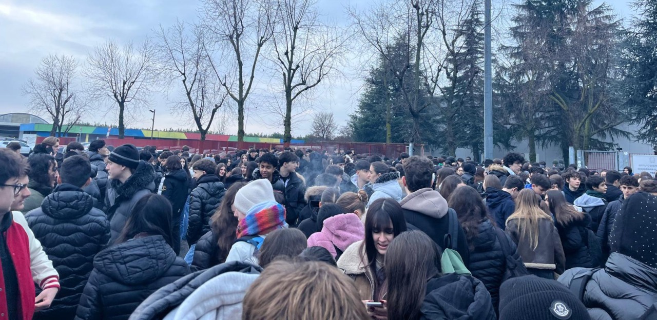 Il Torno va in tilt e gli studenti protestano: “Costretti a indossare il giubbotto e a frequentare aule con soffitti colabrodo”
