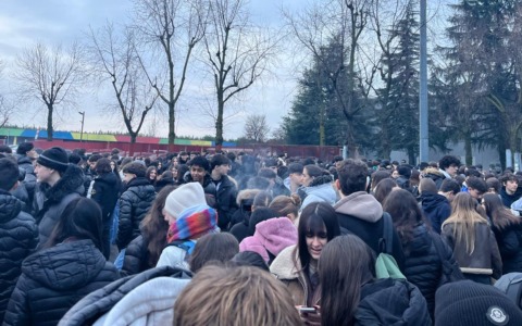 Il Torno va in tilt e gli studenti protestano: “Costretti a indossare il giubbotto e a frequentare aule con soffitti colabrodo”