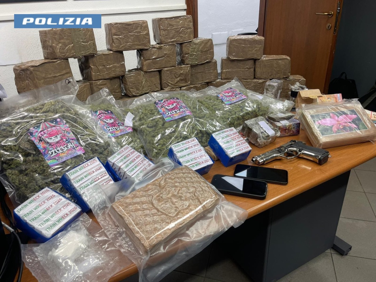 Trentacinque chili di droga nascosti in casa: arrestate quattro persone