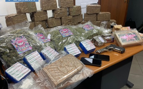 Trentacinque chili di droga nascosti in casa: arrestate quattro persone