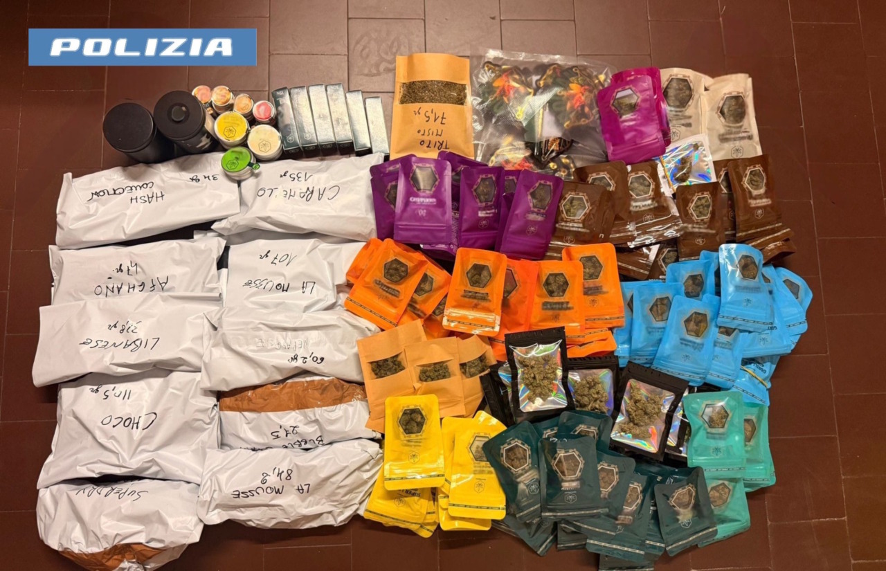 Droga e stupefacenti in casa: un arresto e un indagato dalla Polizia