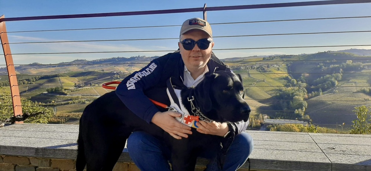 Gli studenti incontrano Magnum, cane guida, per parlare di inclusione