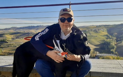 Gli studenti incontrano Magnum, cane guida, per parlare di inclusione