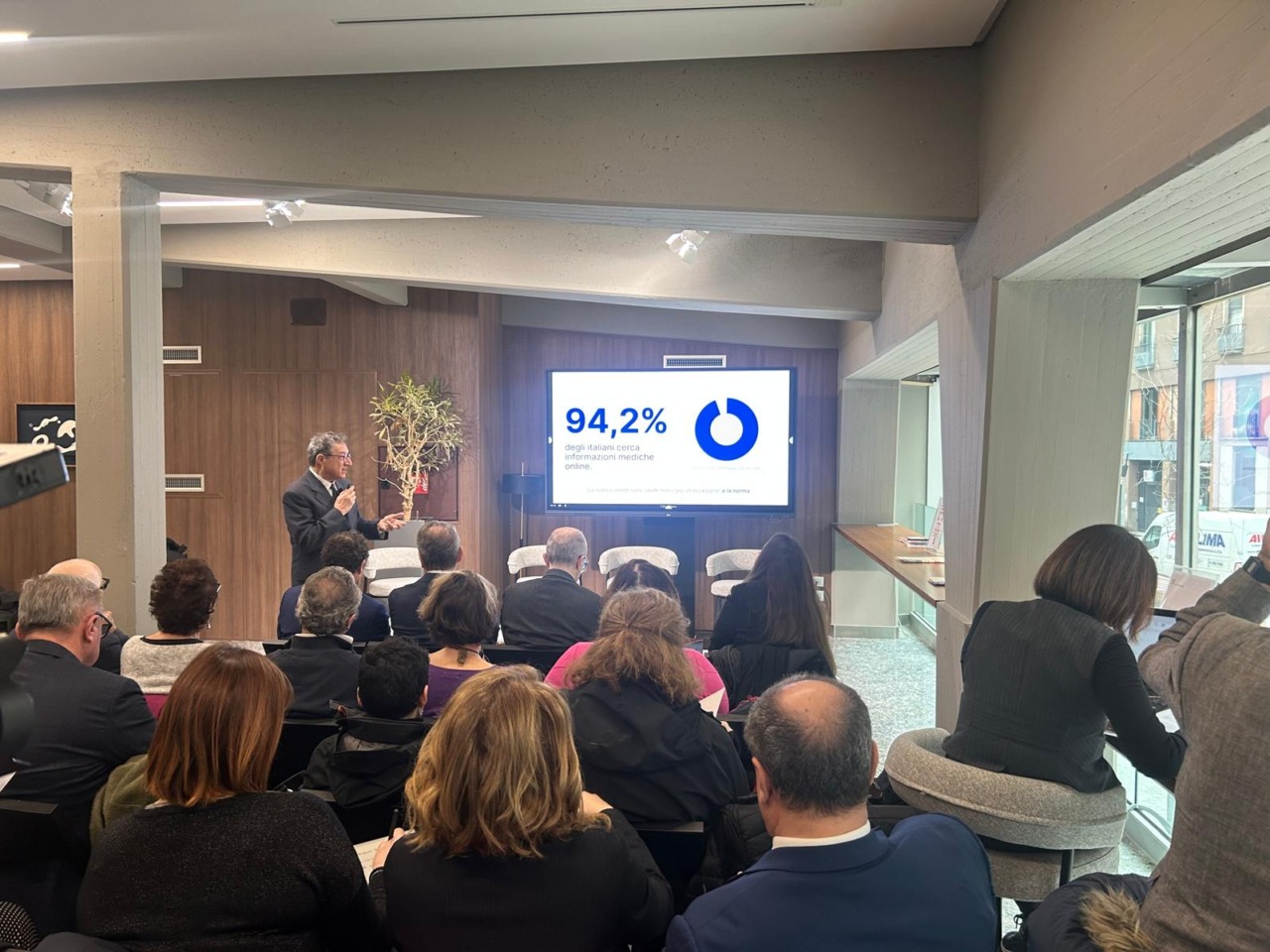 Il 94% degli italiani cerca online informazioni mediche: i dati di una rivoluzione silenziosa
