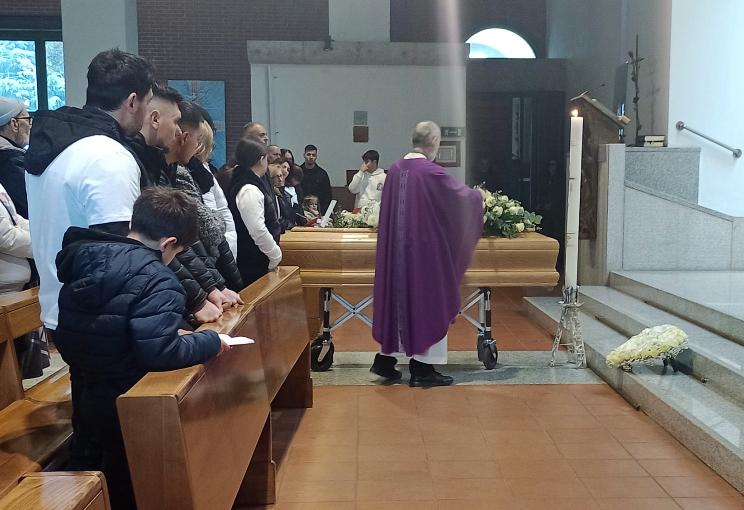 Quasi quattrocento persone all’ultimo saluto del 24enne Emanuele Accomando