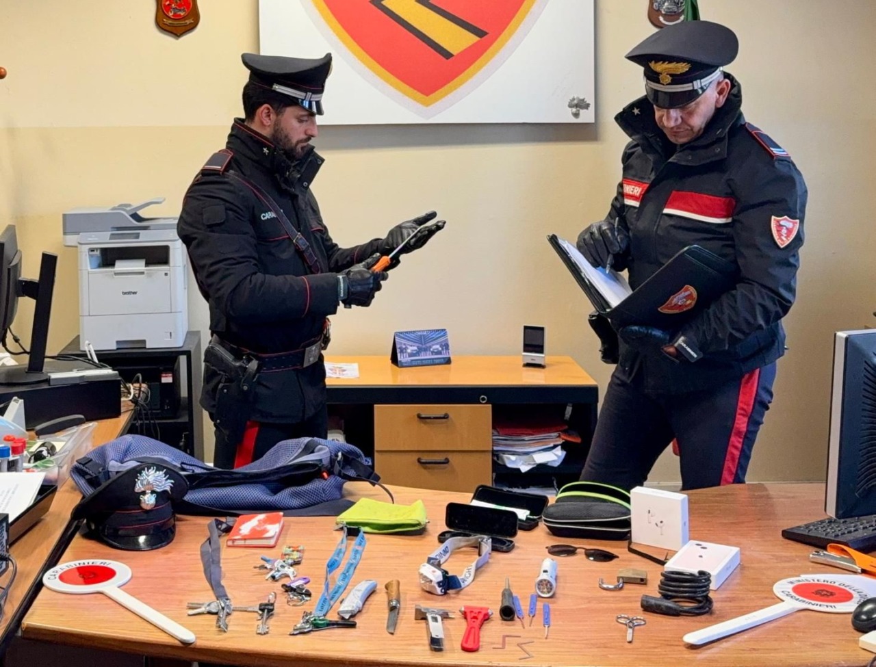 Ruba dei vestiti da un negozio: arrestato 29enne