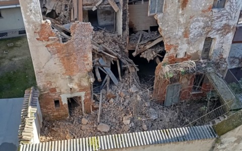 Crollo in un edificio abbandonato: strada chiusa e verifiche strutturali