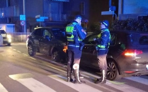 Percorre via Battisti contromano, provoca un incidente e poi scappa a piedi, sei persone ferite