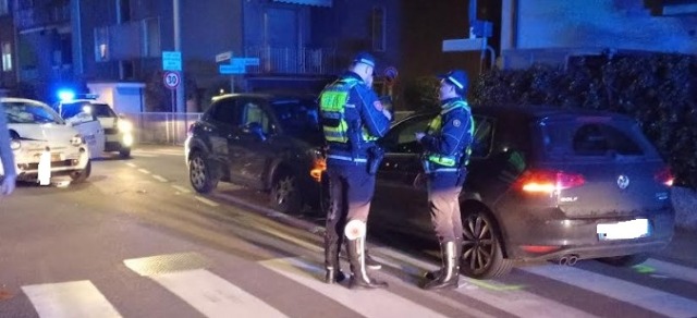 Percorre via Battisti contromano, provoca un incidente e poi scappa a piedi, sei persone ferite
