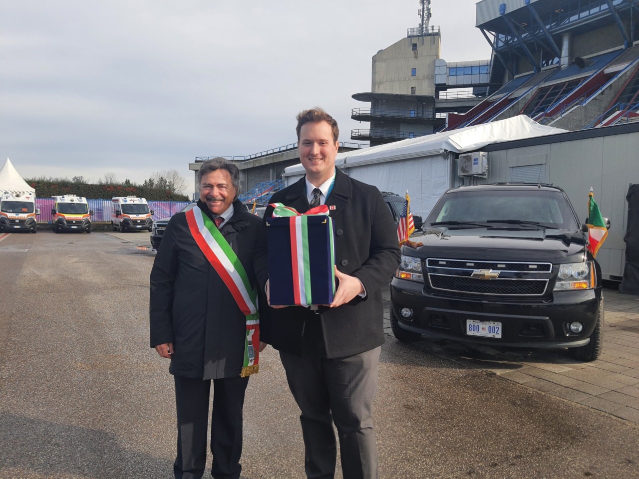 Assago omaggia il vicepresidente USA J.D. Vance con una statua simbolo