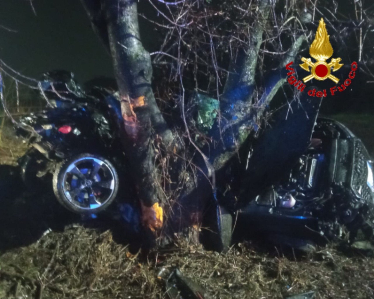 Schianto fatale nella notte: morti due ragazzi di 22 e 24 anni