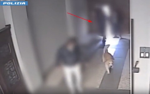 Lo seguono fino a casa e gli rubano l’orologio: fermati due giovani