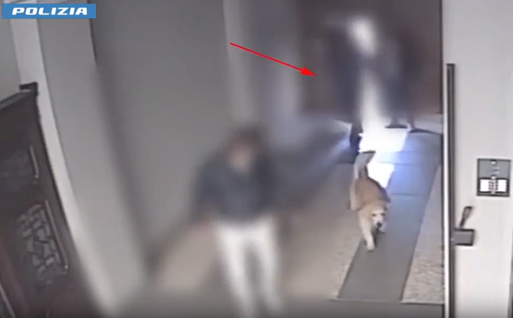 Lo seguono fino a casa e gli rubano l’orologio: fermati due giovani