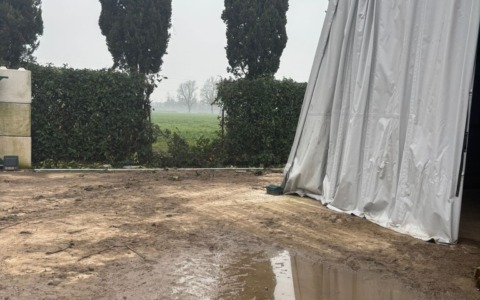 Rubano un trattore e fuggono sul canale