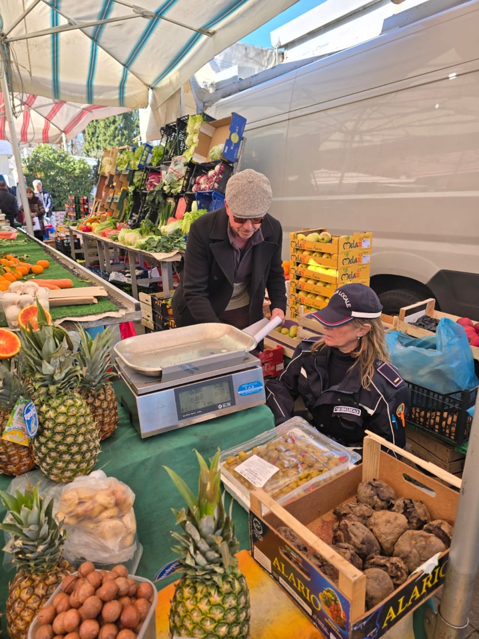 Controlli al mercato: distanze non rispettate, scontrini non emessi e assenza di prezzi