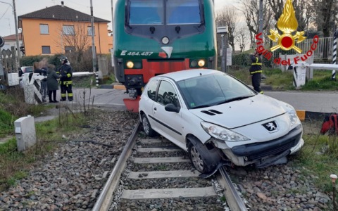 Auto con coppia di anziani colpita da un treno